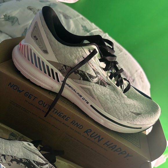 Brooks Adrenaline GTS 23 size 11. Brand new in box - Picture 2 of 3